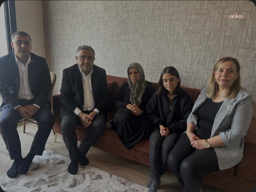 Sezgin Tanrıkulu, Anneler Günü dolayısıyla Rojin Kabaiş ve Gülistan Doku'nun annesini ziyaret etti
