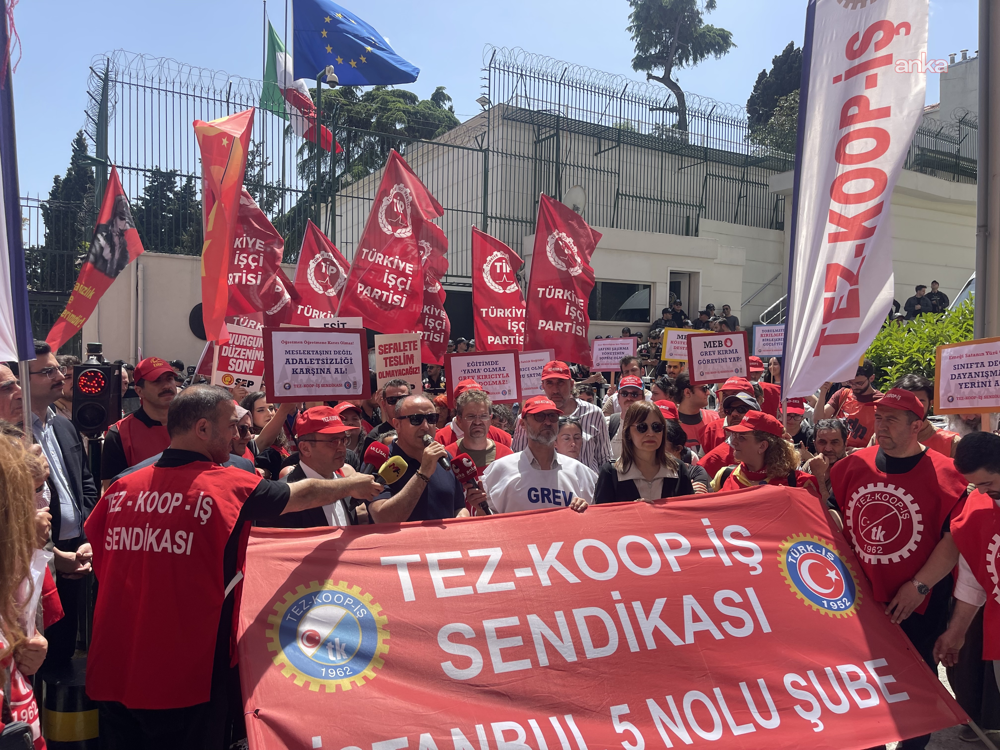İtalyan Lisesi öğretmenleri grevlerinin 100'üncü gününde Başkonsolosluk önünde açıklama yaptı