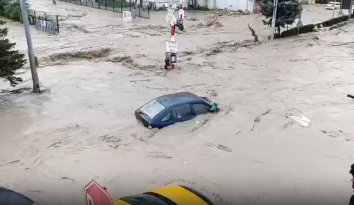Havza'da aşırı yağışın ardından dere taştı, caddeler sular altında kaldı