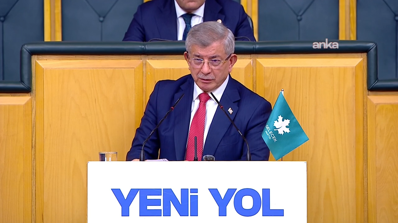 Yeni Yol Grup Toplantısı sırasında Ahmet Davutoğlu