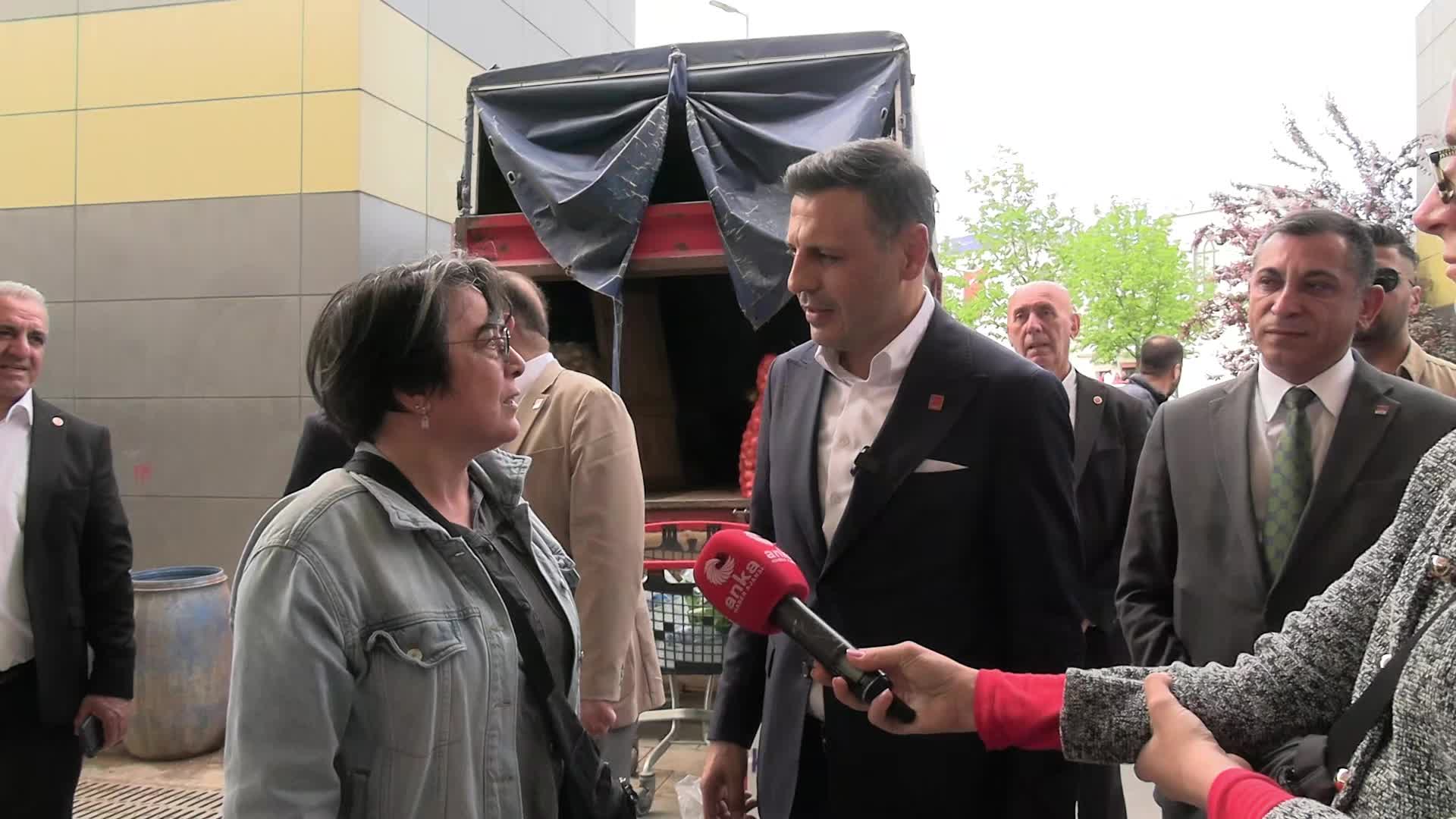 Bağcılar'daki pazar ziyaretinde vatandaş Özgür Çelik'e böyle yakındı: Çocukları bile düşünmeyen bir hükumetin eline düştük. İnşallah sağ salim kurtuluruz