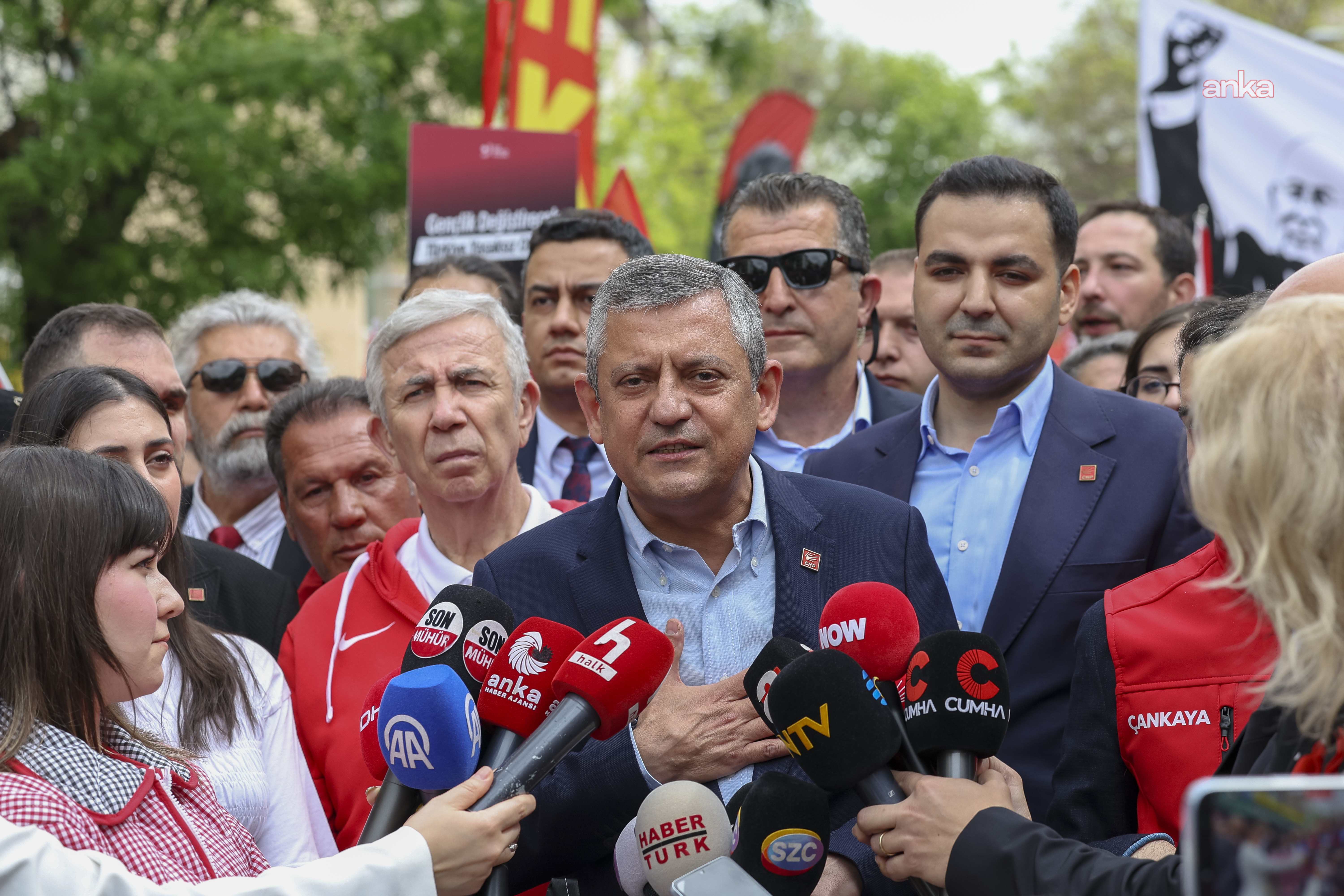 Özgür Özel: Cumhuriyeti, gerçek sahipleri gençlere emanet edeceğiz