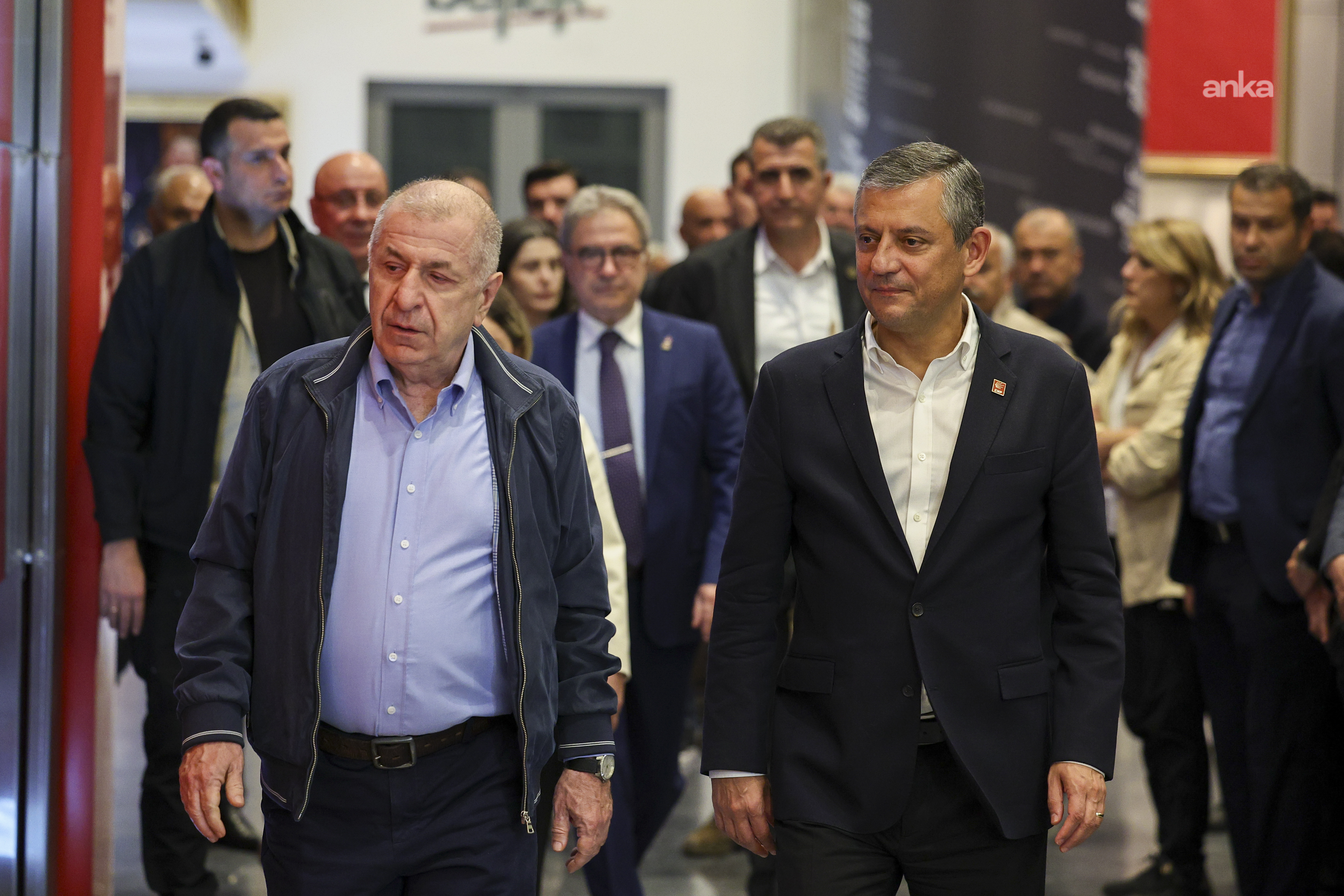 Ümit Özdağ’dan CHP Genel Merkezi’ne gece yarısı dayanışma ziyareti: Bugün bu kriz zirveye çıktı