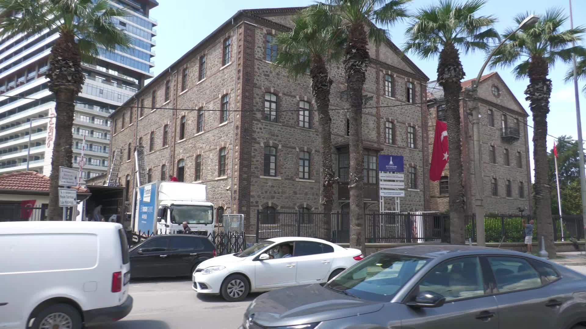 İzmir’de “Meslek Fabrikası” binasında tahliye başladı