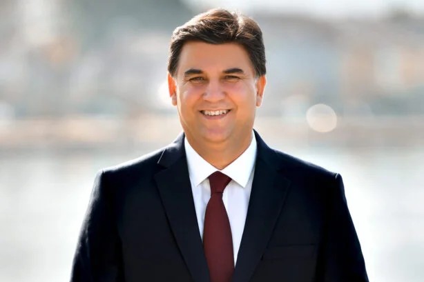 Fethiye Belediye Başkanı'na silahlı saldırı... Fethiye Belediyesi: İlçe Emniyet Müdürlüğümüz tarafından geniş çaplı soruşturma başlatılmış olup, süreç titizlikle takip edilmektedir