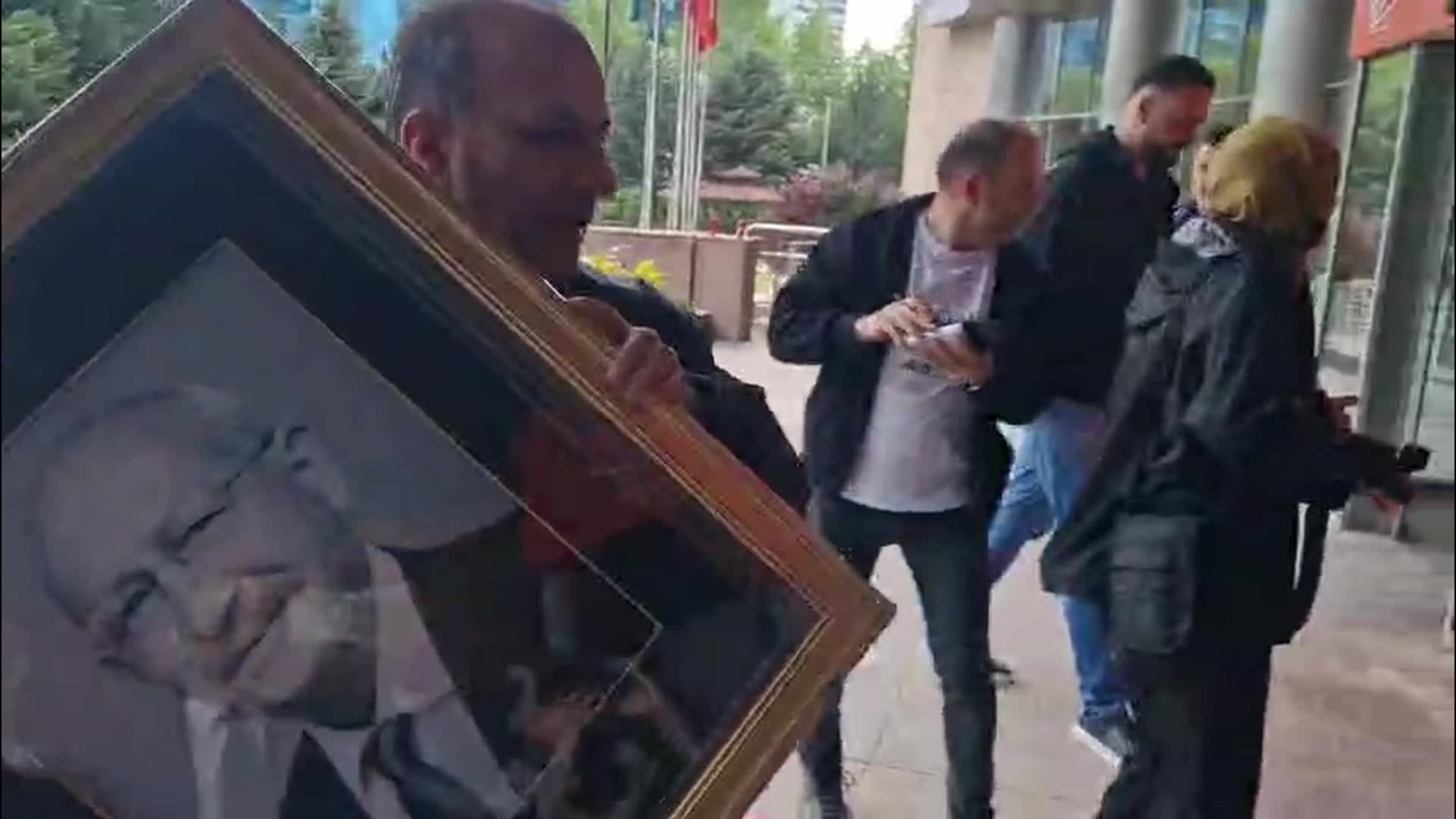 Kemal Kılıçdaroğlu'nun fotoğrafı, CHP Genel Merkezi'ne asıldı