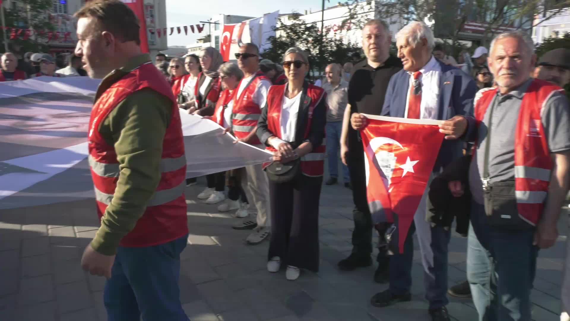CHP Genel Merkezi'nin polis zoruyla tahliyesine karşı Esenyurt’ta yürüyüş... Ahmet Özer: Demokrasi saldırısıyla karşı karşıya kaldık