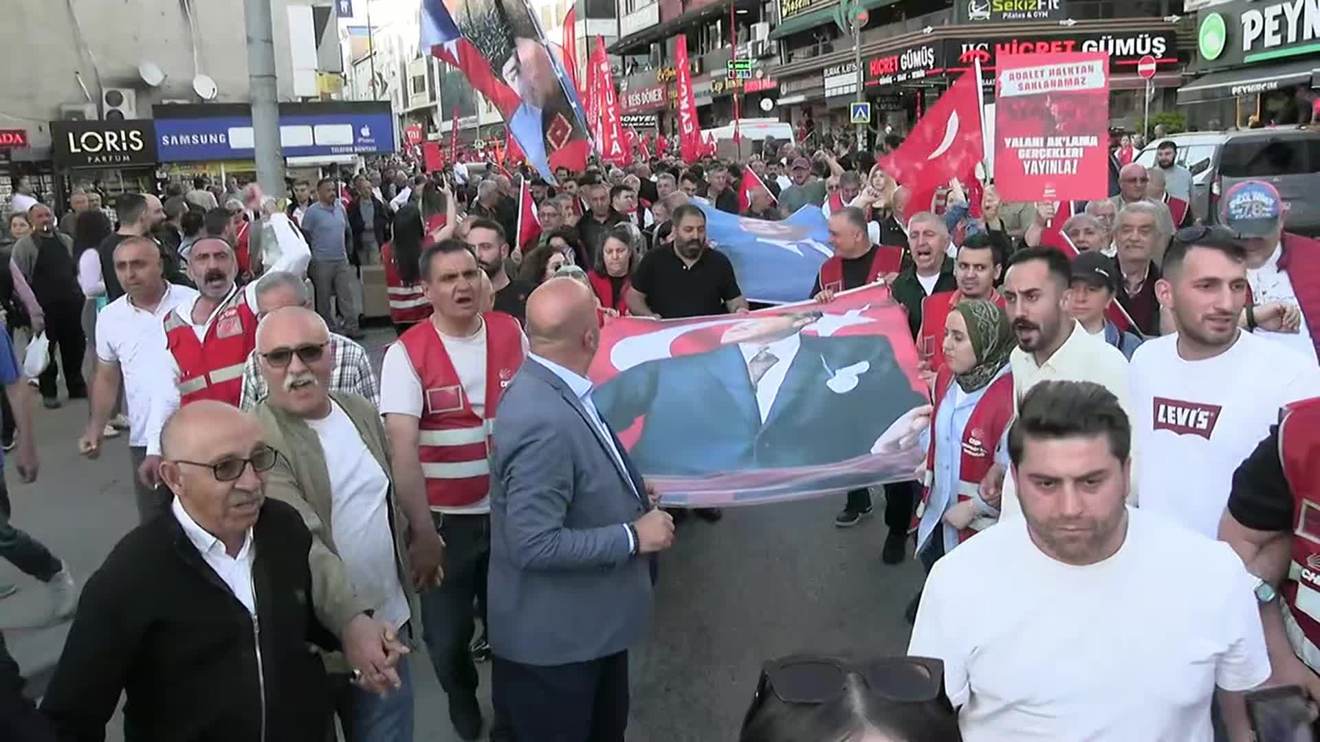 CHP Genel Merkezi'nin polis zoruyla tahliyesi Çekmeköy'de protesto edildi: Baba ocağına kolluk güçlerini davet edenleri, partimizin üyelerini gaza boğanları asla affetmeyeceğiz