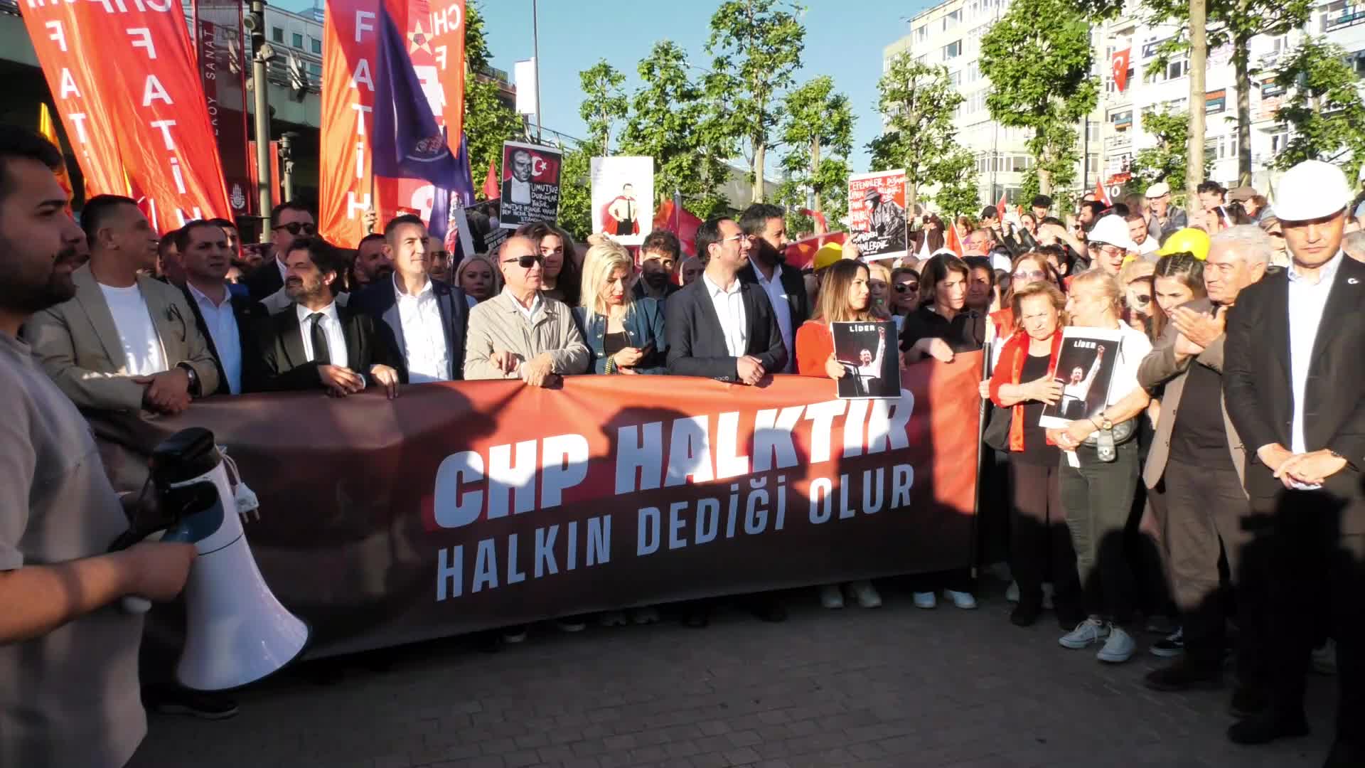 CHP Genel Merkezi'nin polis zoruyla tahliyesi Şişli'de protesto edildi: Saraya kapıkulu olanları asla unutmayacağız