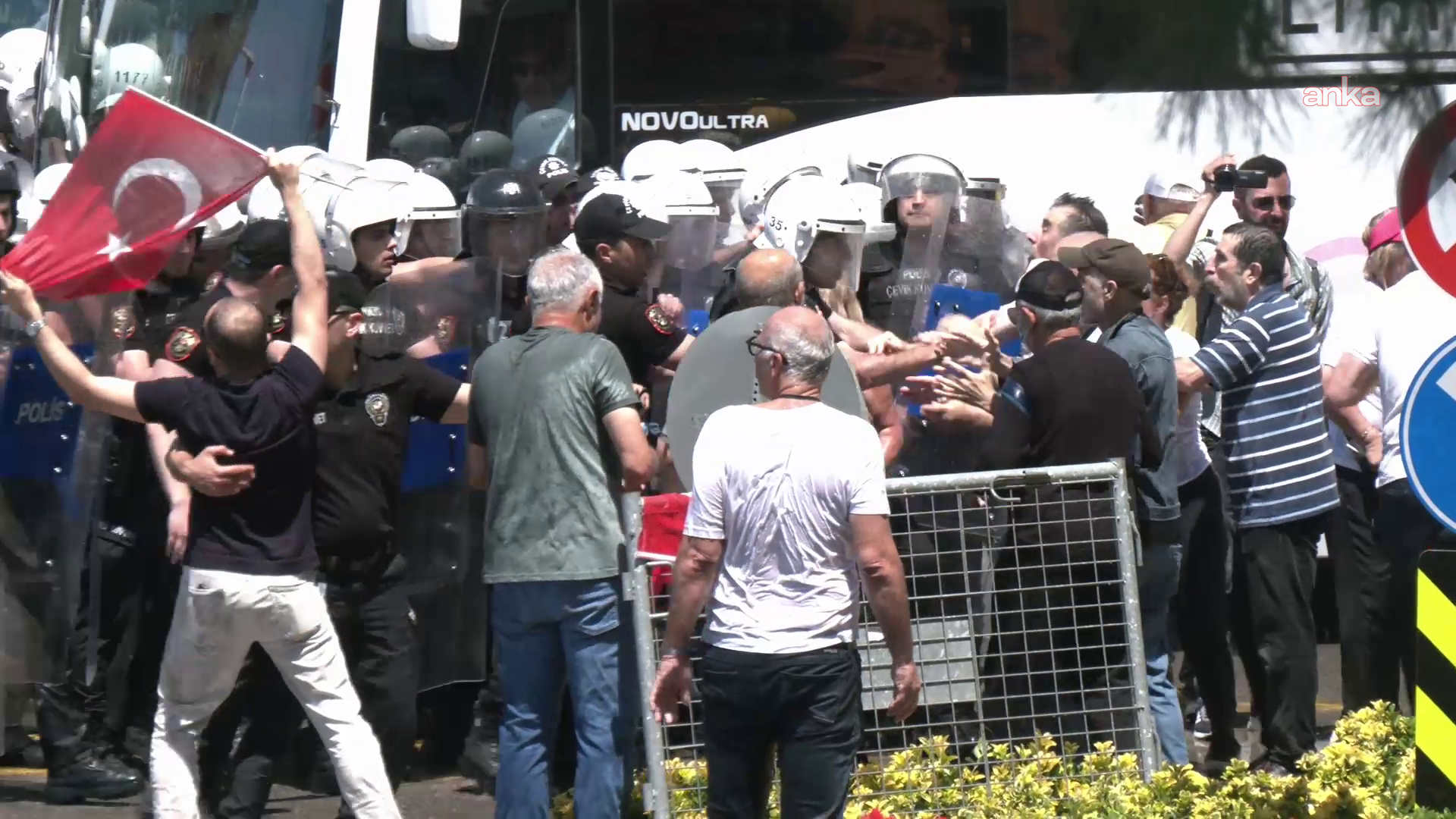 Özgür Özel’in çağrısı sonrası İzmir’de TOMA müdahalesi: 2 gözaltı