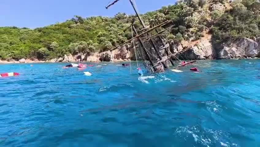 Marmaris'te su alan gezi teknesi battı