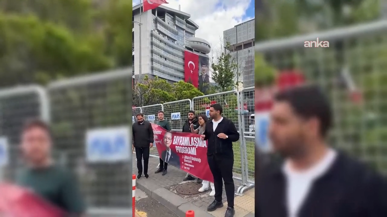CHP Gençlik ve Kadın Kolları, CHP Genel Merkezi'nin girişine Özgür Özel'in bayramlaşma programının pankartını astı