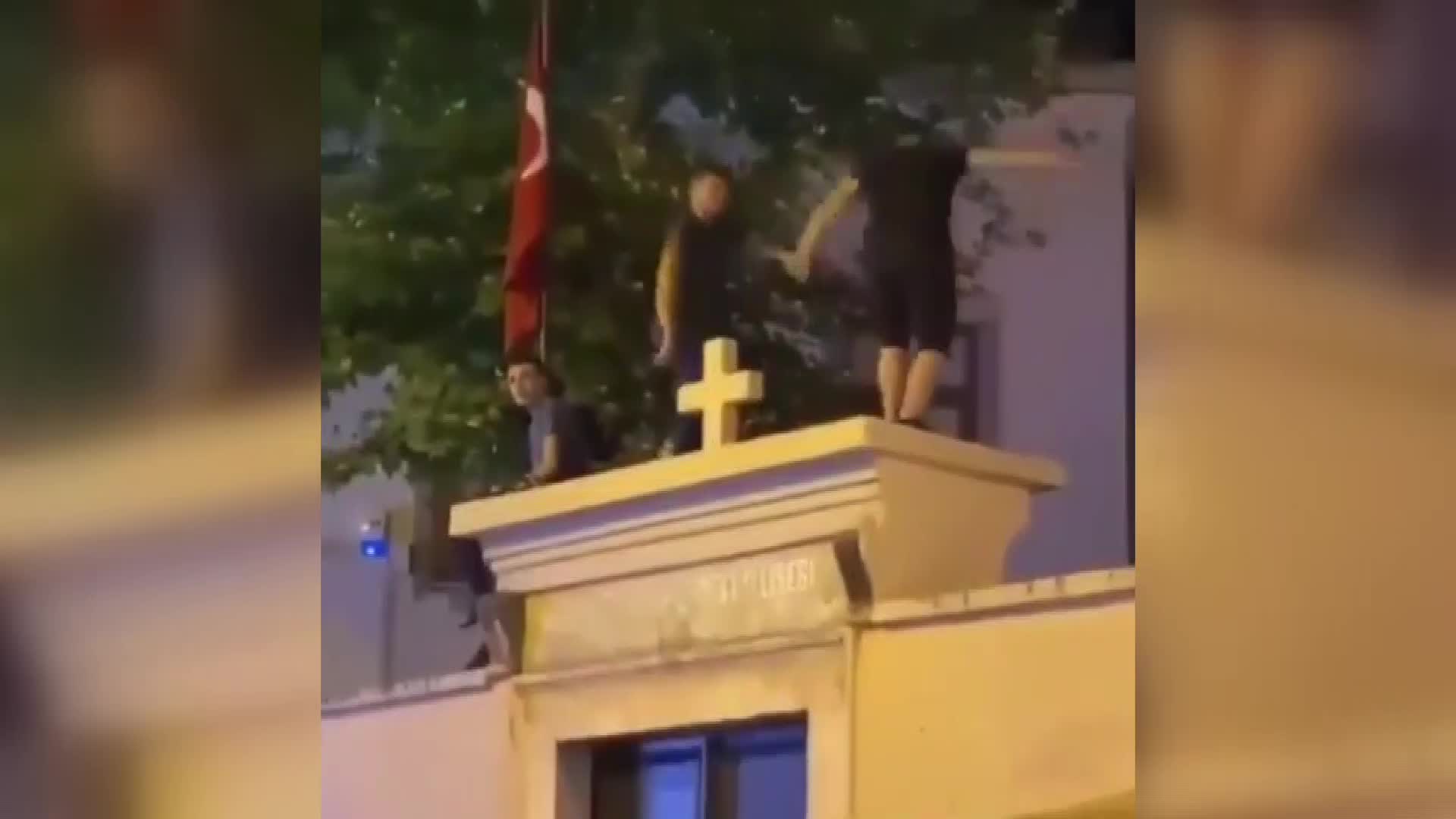 Кунем ворот на армянском. Осквернение храма танец. Турки танцуют на армянской церкви. Патриарх армянской церкви в Стамбуле. Армяне с флагом около церкви танцуют.