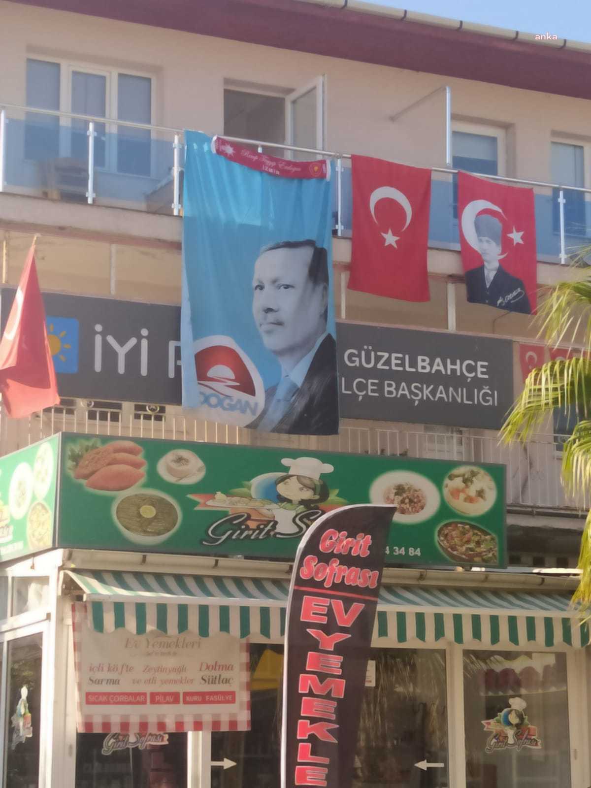 İYİ Parti Güzelbahçe İlçe Başkanlığı'nın tabelası Erdoğan posteriyle kapatıldı